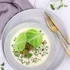 Stegt torsk med sauce blanquette, ærter og bacon - Opskrift på ristet torsk