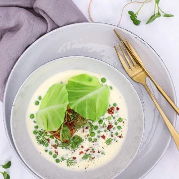 Stegt torsk med sauce blanquette, ærter og bacon - Opskrift på ristet torsk