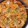 Pasta med kødboller i cremet tomatsauce - Opskrift på pasta med kødboller