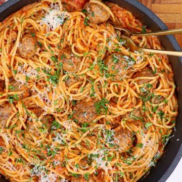 Pasta med kødboller i cremet tomatsauce - Opskrift på pasta med kødboller