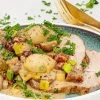 Nakkefilet i cremet flødesauce - Opskrift på braiseret nakkefilet