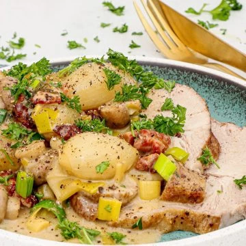Nakkefilet i cremet flødesauce - Opskrift på braiseret nakkefilet