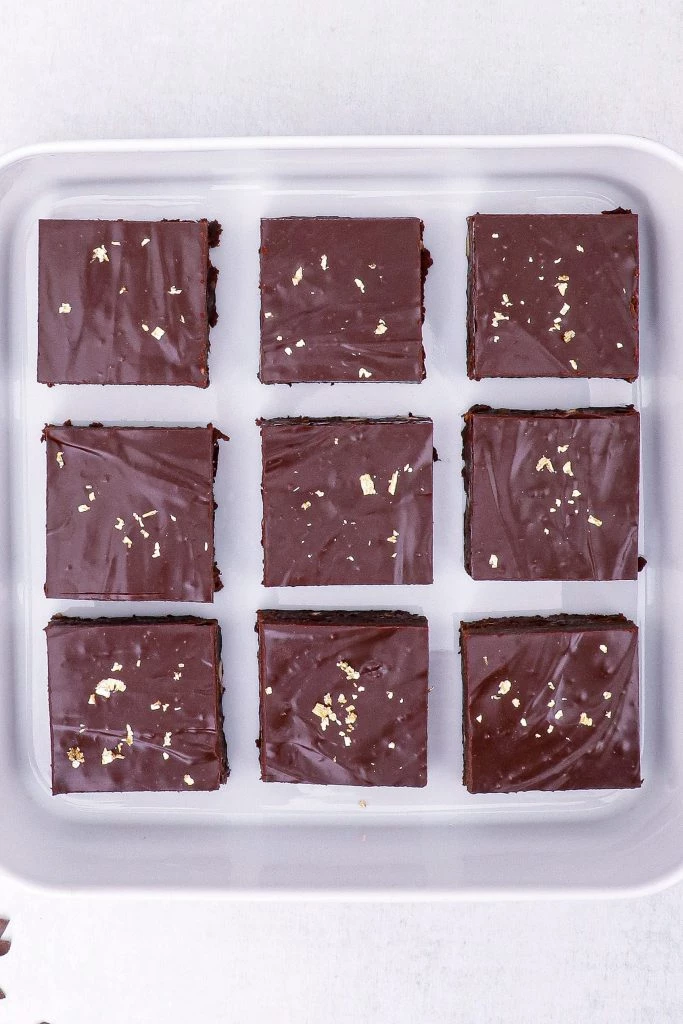 Espresso brownie med chokolade ganache - Opskrift på konfektkage