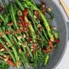 Opskrift på bønnesalat med aspargesbroccoli, soltørrede tomater og parmesan