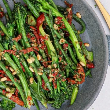 Opskrift på bønnesalat med aspargesbroccoli, soltørrede tomater og parmesan