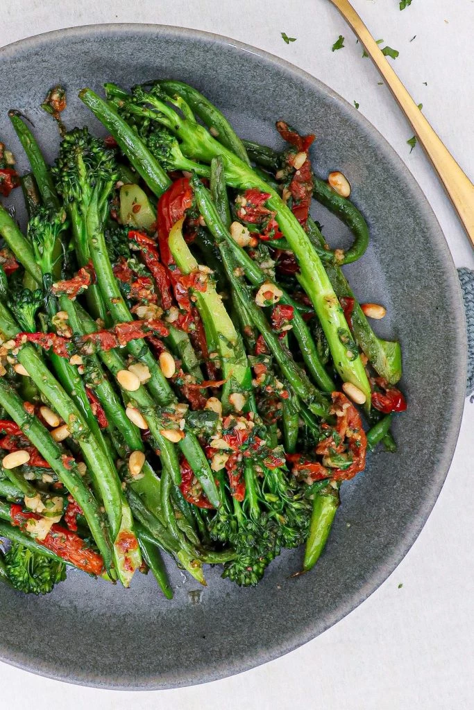 Opskrift på bønnesalat med aspargesbroccoli, soltørrede tomater og parmesan