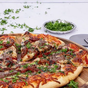 Pizza med oksemørbrad og soltørrede tomater - Opskrift på pizza med oksekød