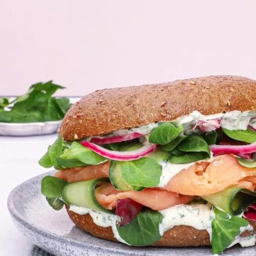 Bagel med laks og urtecreme - Opskrift på bagels med laks
