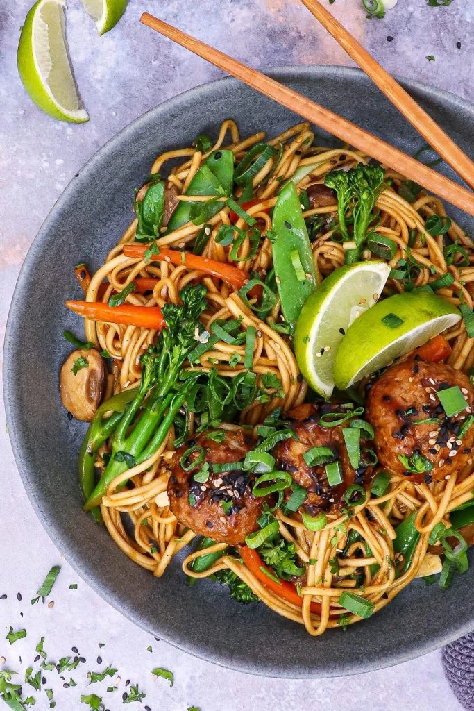 Asiatisk wok med grønt, nudler og kyllingekødboller - Opskrift på wok