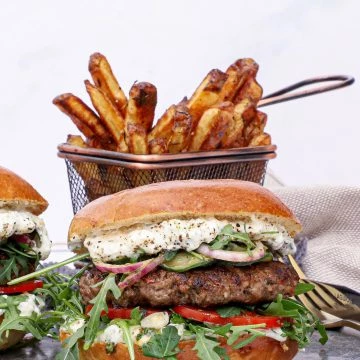 Græsk burger - Opskrift på burger med græsk bøf og tzatziki