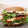 Bagel med kylling, kalkun bacon og hummus - Opskrift på sandwich