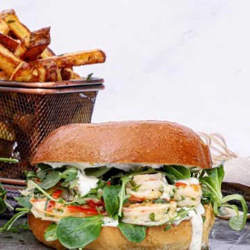 Gambas al ajillo burger - Opskrift på burger med hvidløgsrejer