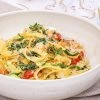 Cremet pasta med laks, fløde og grønt - Opskrift på pasta med laks