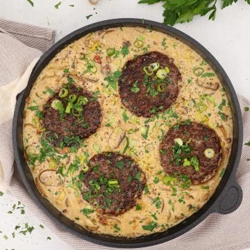 Hakkebøffer i fad - Opskrift med porre, svampe og bacon