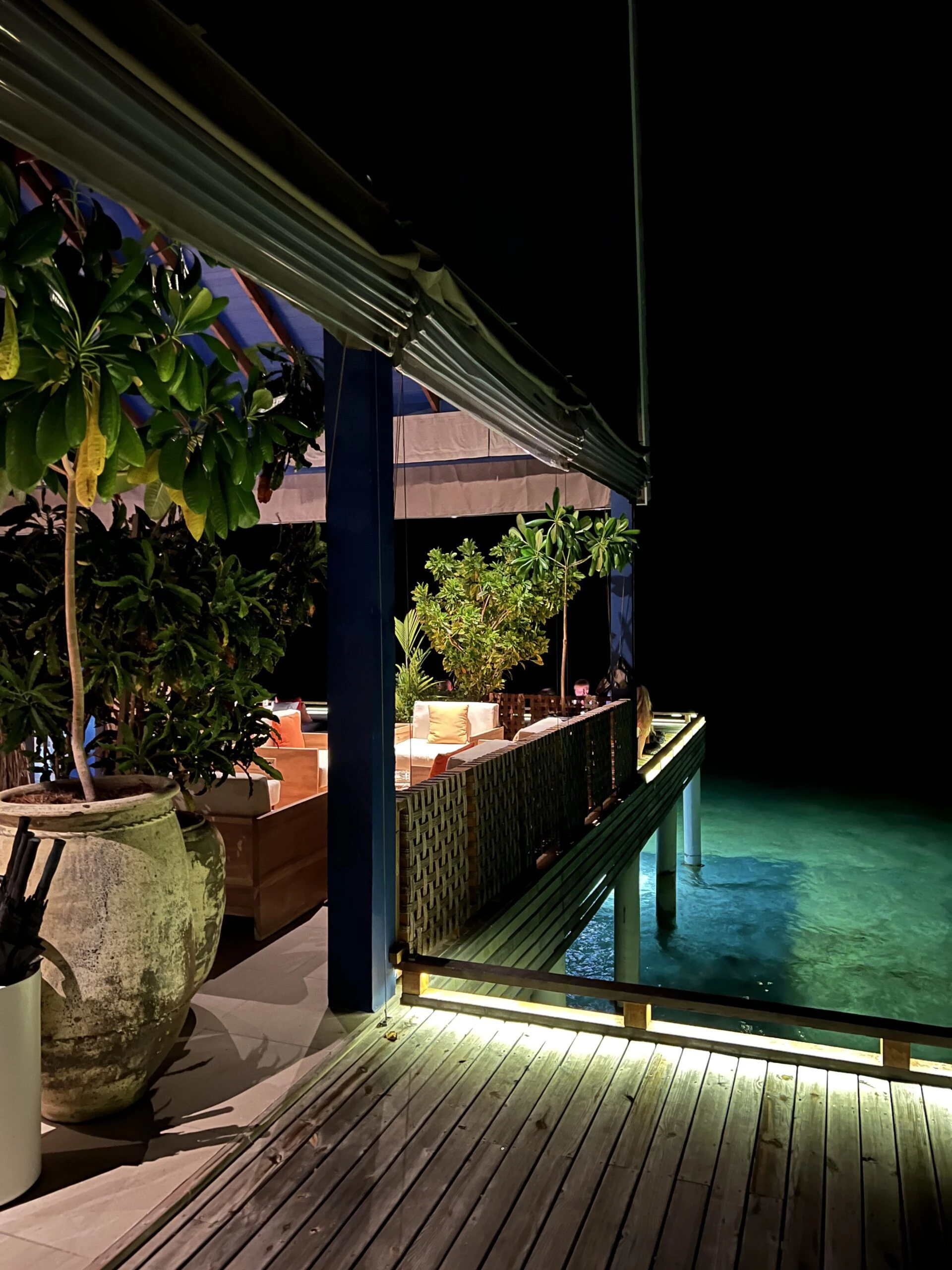 Overwater restaurant Guda Guda