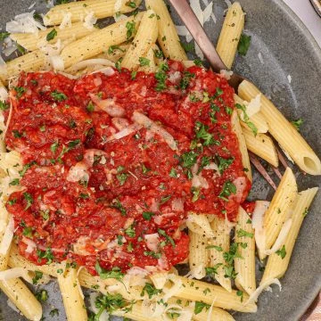 Ultra nem og lækker pasta med en skøn krydret tomatsauce, - enkelt og fyldt med smag.