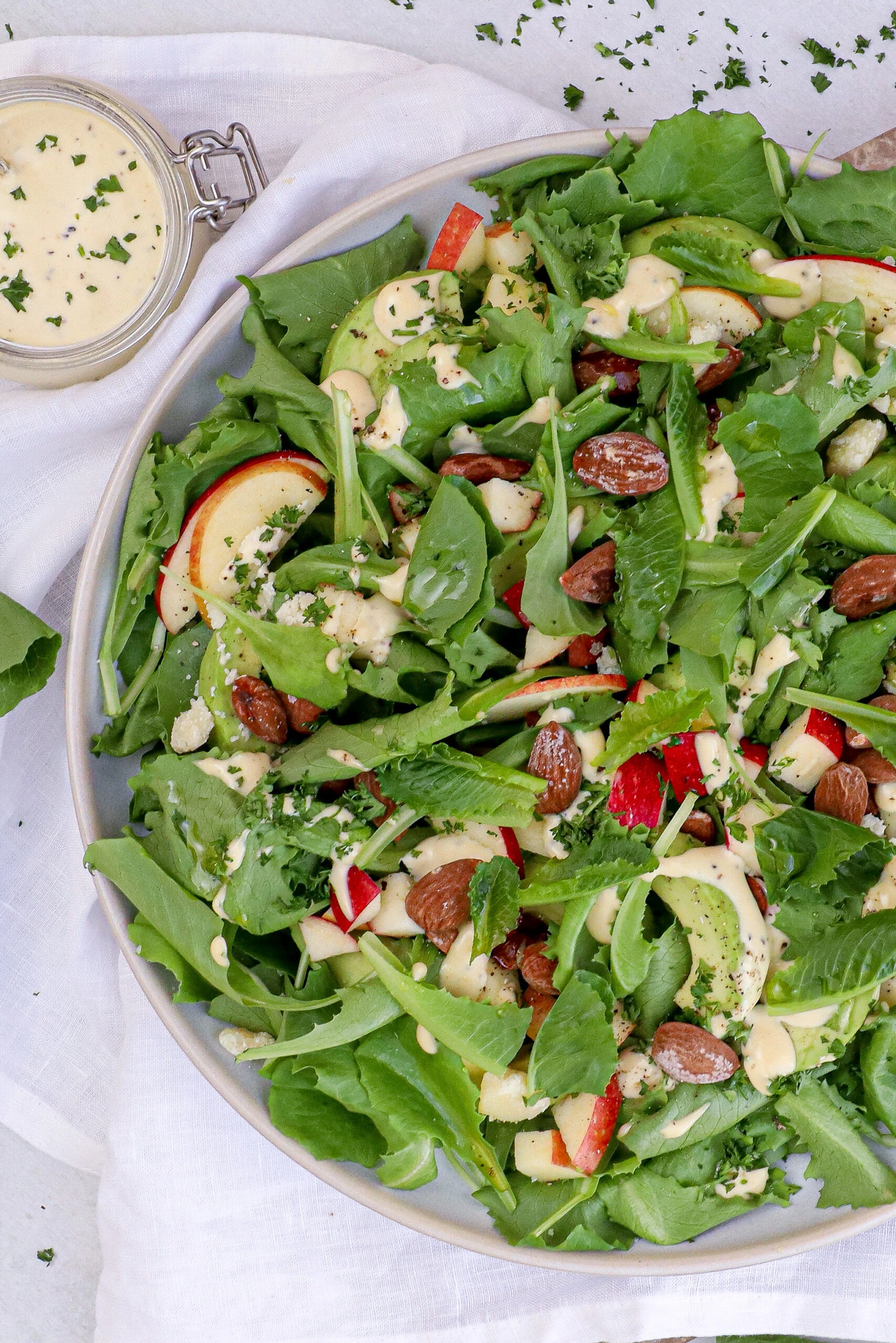Grøn salat med avocado, æbler og parmesandressing - Opskrift med romainesalat