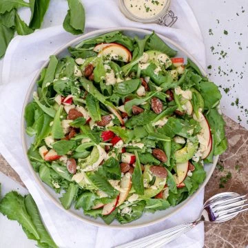 Grøn salat med avocado, æbler og parmesandressing - Opskrift med romainesalat