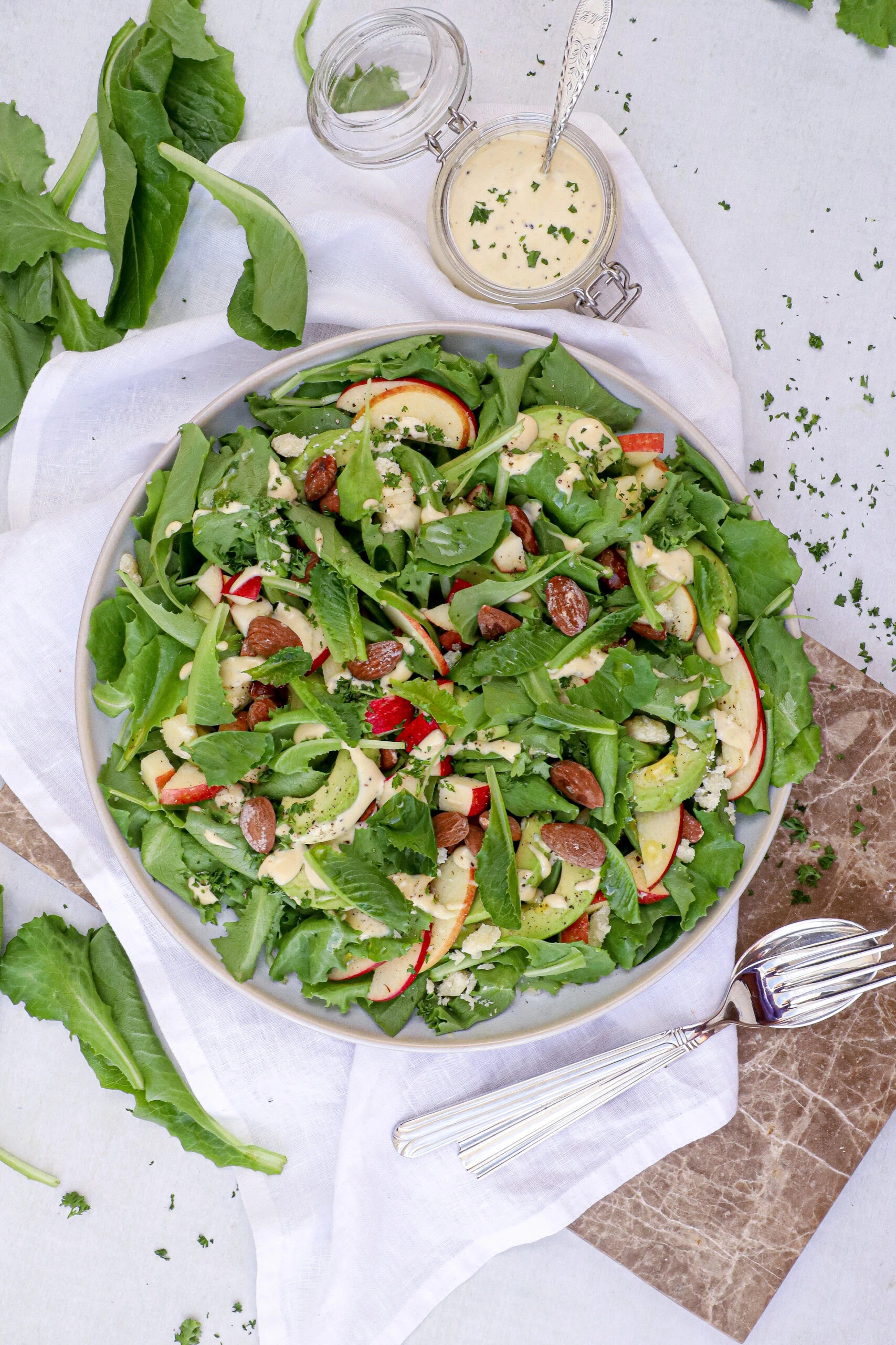 Grøn salat med avocado, æbler og parmesandressing - Opskrift med romainesalat