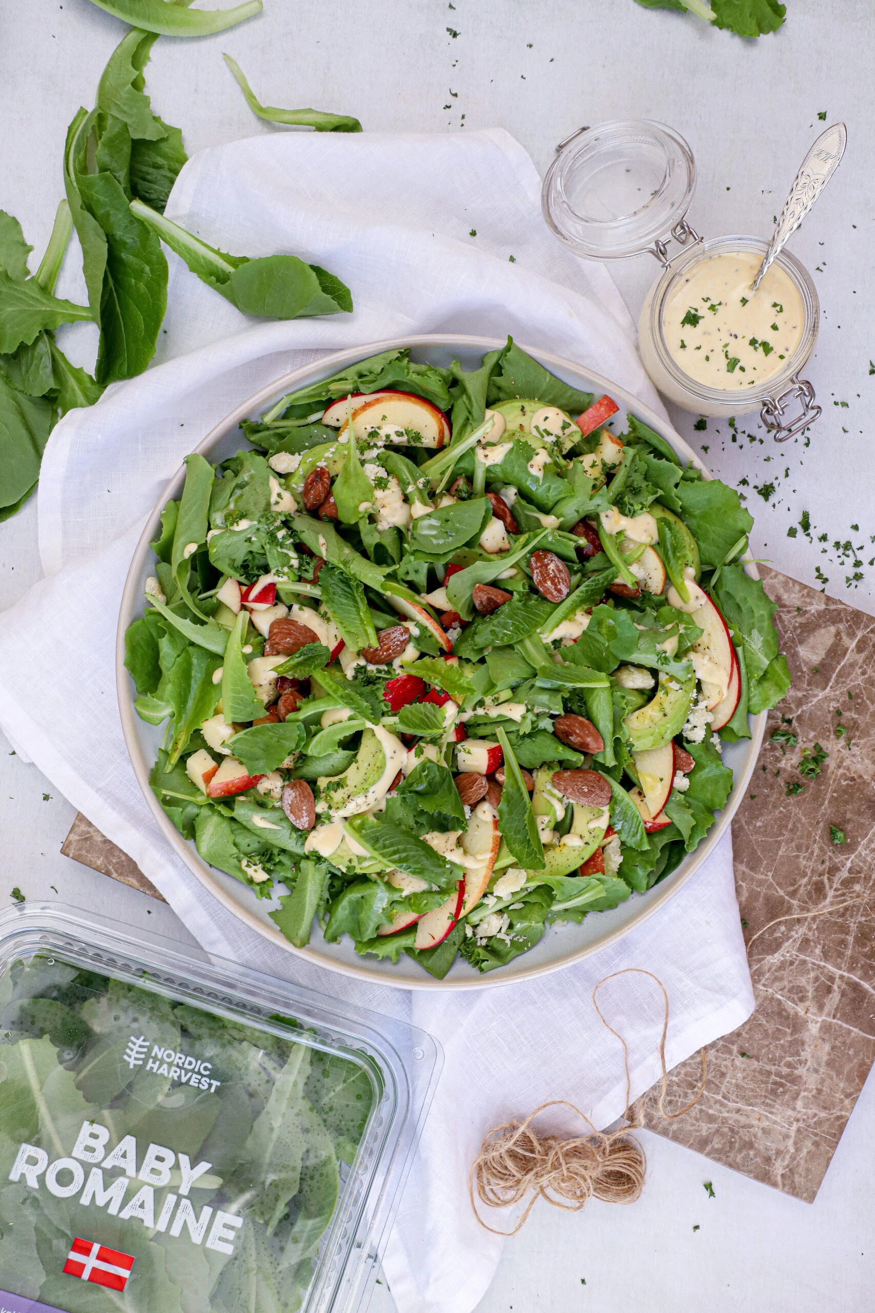 Grøn salat med avocado, æbler og parmesandressing - Opskrift med romainesalat
