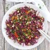 Kålsalat med æble, appelsin og hasselnødder - Opskrift på spidskålssalat