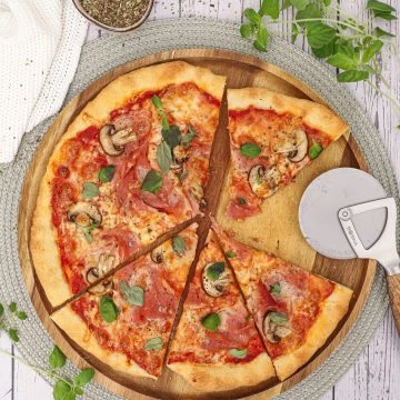 Pizza med skinke og champignon - Opskrift på skinke pizza