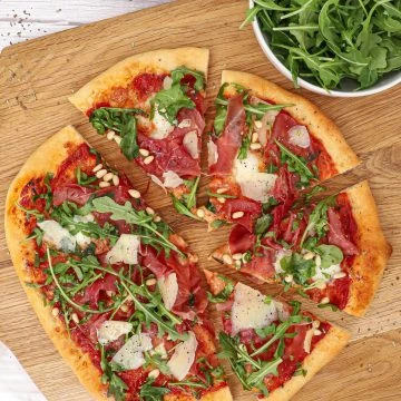 Pizza med bresaola, parmesan og ruccola - Inspiration til pizza topping