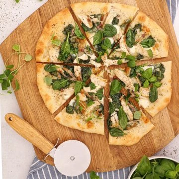 Hvid pizza med kylling, pancetta og spinat - Opskrift på pizza med kylling