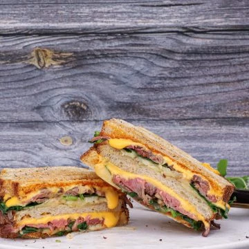 Steak sandwich med smeltet ost - Opskrift på steak sandwich