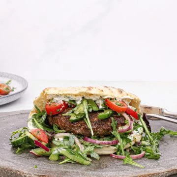 Græsk pita burger med græsk bøf - Opskrift på pita med græsk bøf