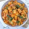 One pot pasta med chorizo, grønt og fløde - Opskrift på one pot pasta