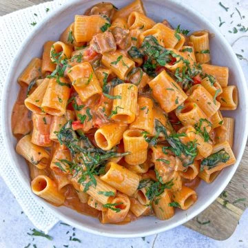 One pot pasta med chorizo, grønt og fløde - Opskrift på one pot pasta