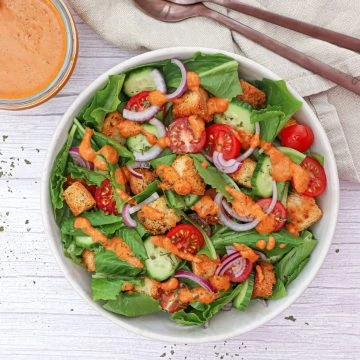 Grøn salat med tomat vinaigrette og croutoner - Opskrift på nem salat