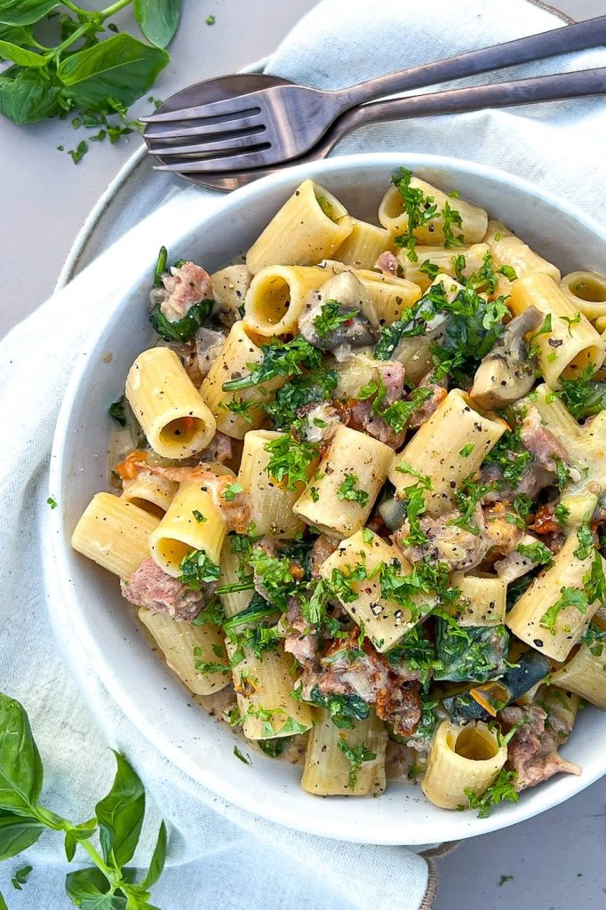 One pot pasta med salsiccia - Opskrift på cremet one pot pasta med salsiccia