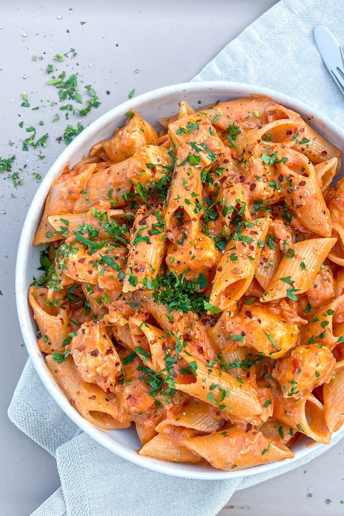 Vodka pasta med kylling - Opskrift på cremet vodka pasta med kylling