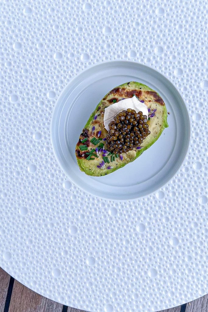 Grillet avocado med caviar - Opskrift på grillet avocado med caviar