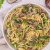 Pasta med hakket oksekød, svampe og broccoli - Opskrift på nem pasta