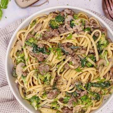 Pasta med hakket oksekød, svampe og broccoli - Opskrift på nem pasta