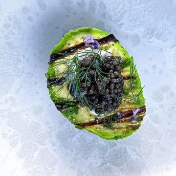 Grillet avocado med caviar - Opskrift på grillet avocado med caviar