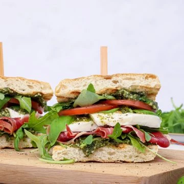 Sandwich med serrano, tomat og mozzarella - Opskrift på serrano sandwich