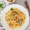 Pasta med bagt feta og tomater - Opskrift på feta pasta med tomater