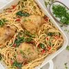 Pasta med bagt feta, grønt og kylling i fad - Opskrift på bagt feta pasta