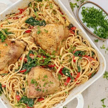 Pasta med bagt feta, grønt og kylling i fad - Opskrift på bagt feta pasta