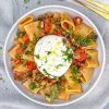 Pasta med bacon, aubergine og burrata - Opskrift på pasta med burrata