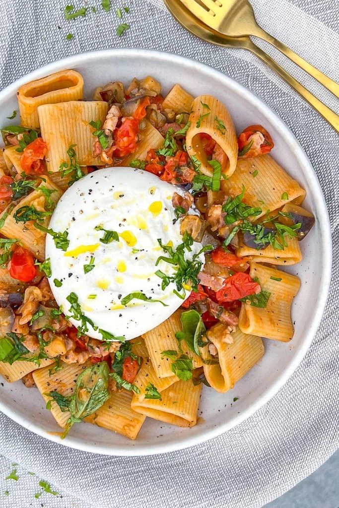 Pasta med bacon, aubergine og burrata - Opskrift på pasta med burrata
