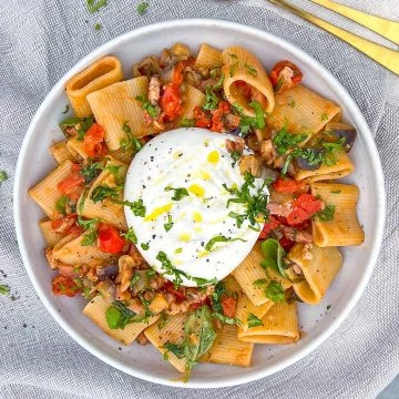 Pasta med bacon, aubergine og burrata - Opskrift på pasta med burrata