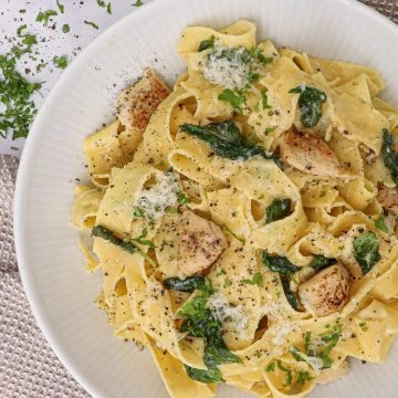 Cremet citronpasta med kylling - Opskrift på nem citronpasta uden fløde