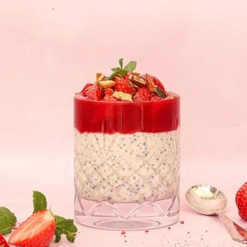 Overnight oats med jordbær - Opskrift på overnight oats med jordbærpuré
