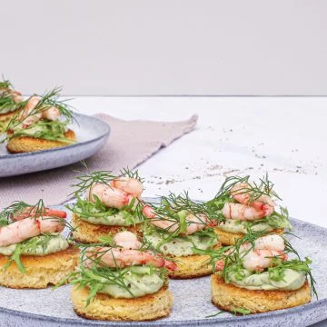Smørristet brød med rejer og avocadocreme - Opskrift på hapsede med rejer