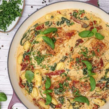 Kylling i flødesauce med soltørrede tomater og gnocchi - Opskrift